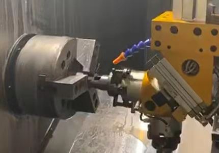 El robot se alimenta automáticamente al procesamiento, procesamiento de acoplamiento de junta universal HZCD